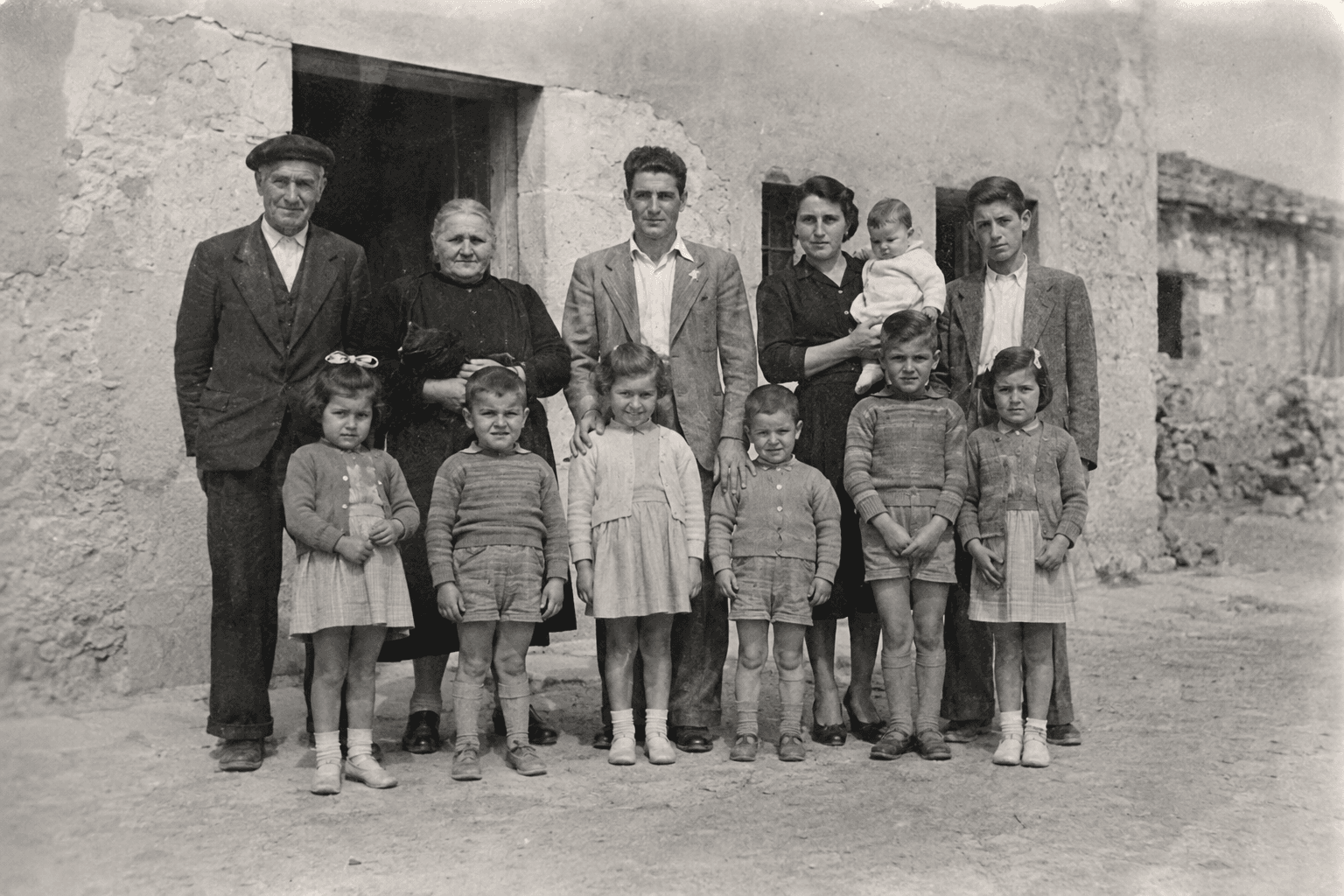 Familia numerosa posando delante de su casa — antes