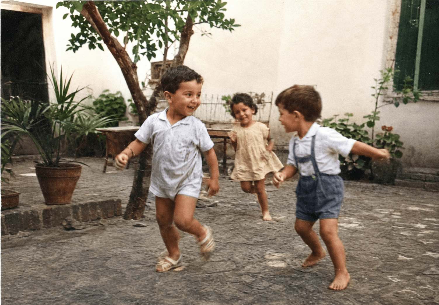 La foto restaurada y coloreada: unos niños jugando en un patio